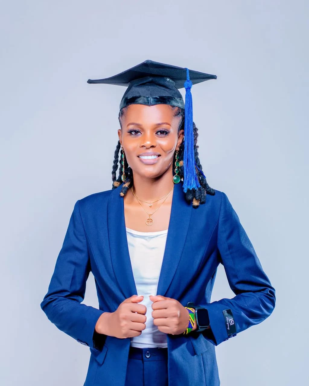 Jeune diplômée souriante en tenue professionnelle bleue